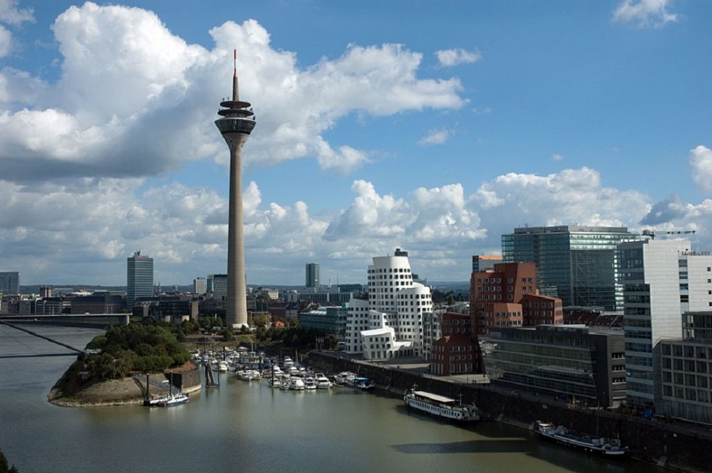 Düsseldorf, Medienhafen (Bild: Ingo Valentin, GFDL oder CC BY SA 3.0, 2005)