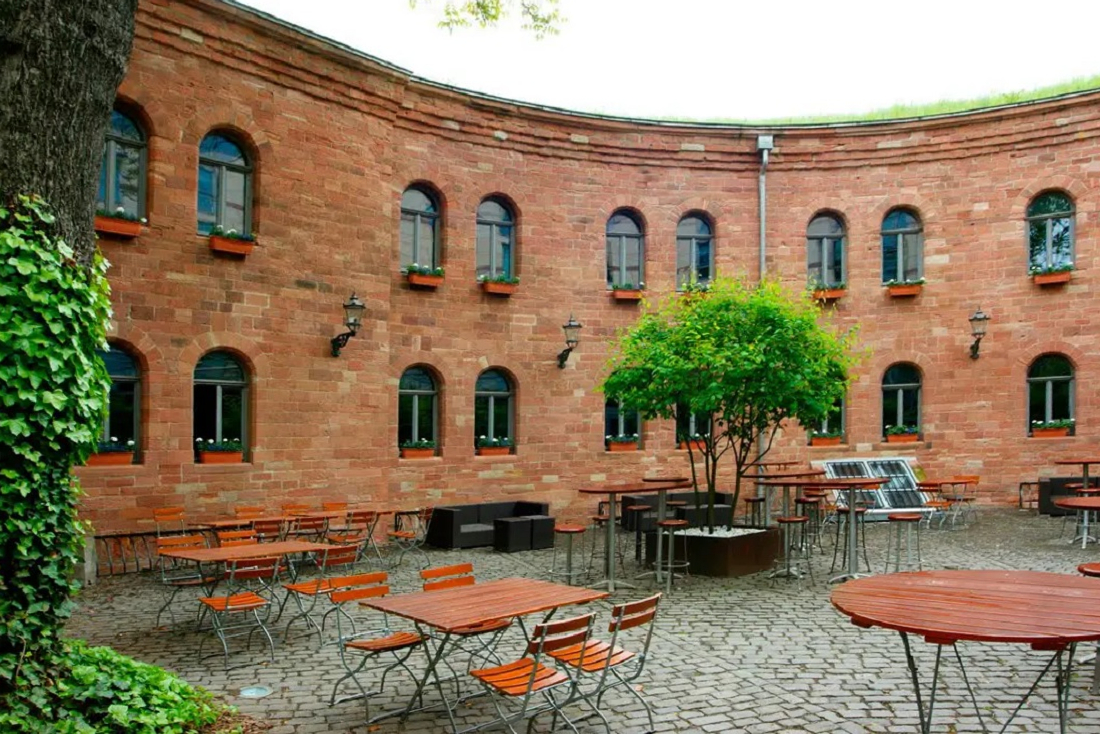 Mainz, Biergarten im Fort Malakoff im Hyatt Regency Hotel (Bild: Der Siggy, via mapio.net)