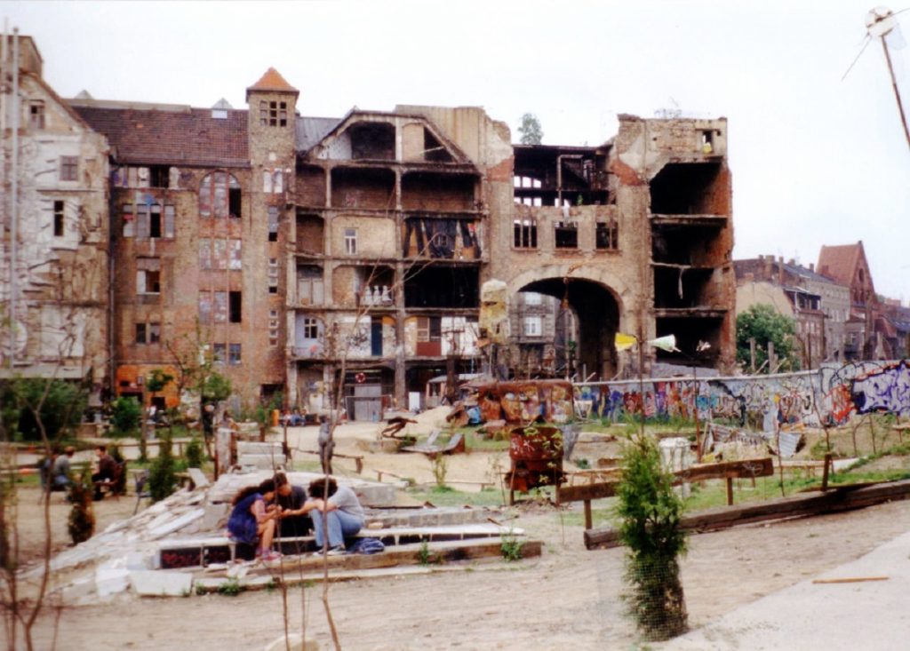Berlin, Tacheles im Mai 1995 (Bild: Traumrune, GFDL oder CC BY SA 3.0)